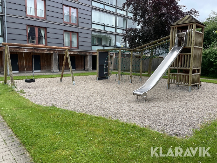 Legeplads tårn med rutchebane klatrevæg samt gynge stativ