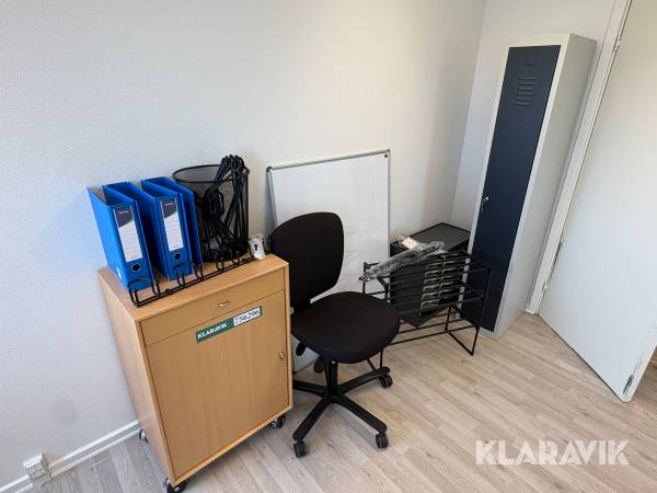 Assorterede kontormøbler og inventar