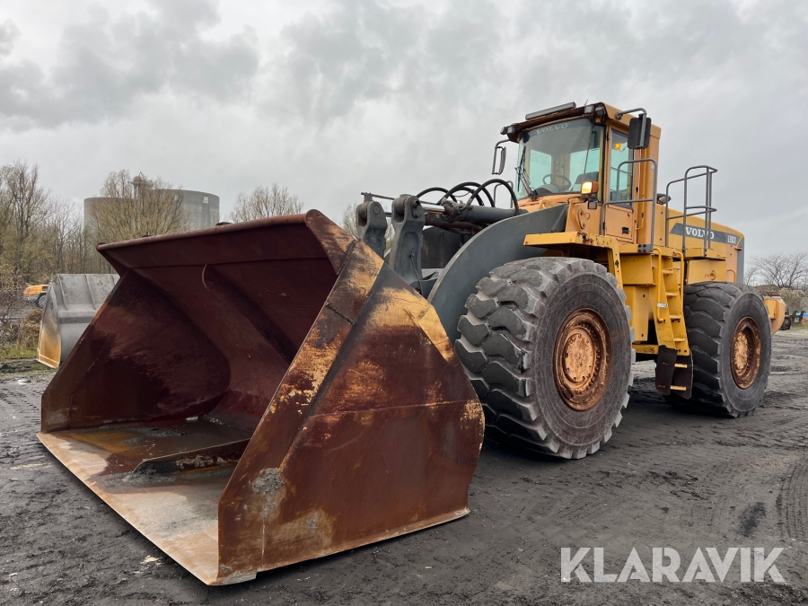 Gummiged Volvo L330D med skovl