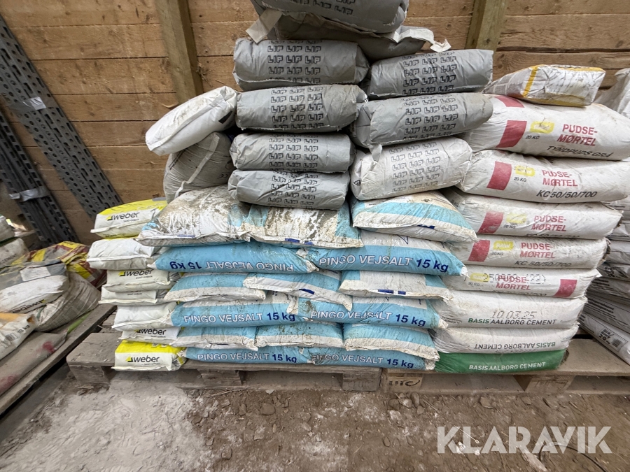 Byggematerialer blandet parti med gulvspartel, vejsalt, mørtel, cement og elementbeton