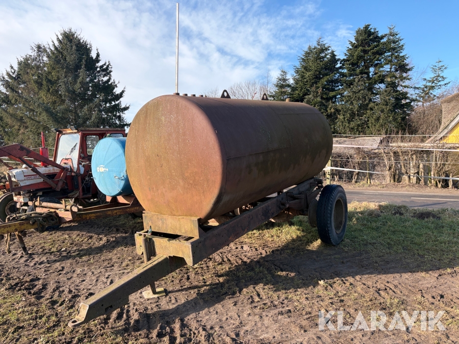 Tank på kraftig enakslet trailer
