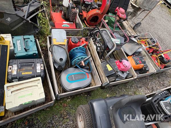 Plæneklippere og haveudstyr med robotplæneklipper, haveslange og opbevaringskasser
