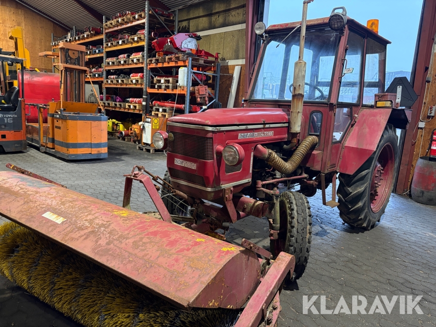 Veterantraktor Zetor 4718 med påmonteret kost