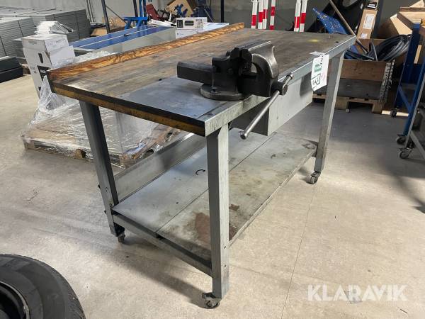 Arbejdsbord på hjul med skruestik