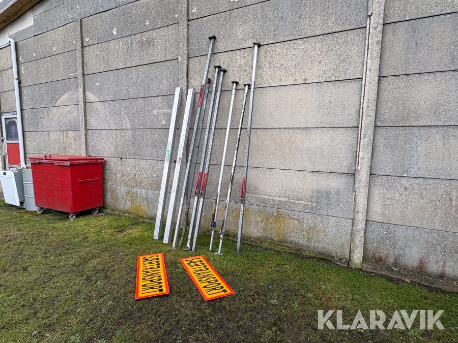 Afstiverstænger og skilte samlet lot