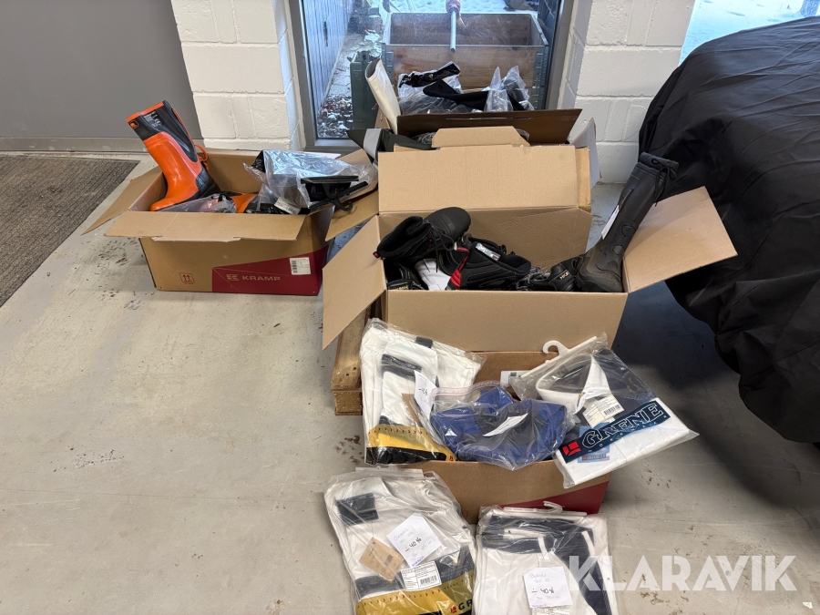 Lot med blandet arbejdstøj og sko