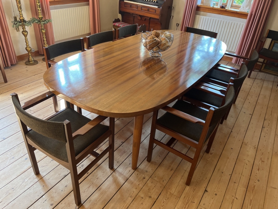 Spisebord inkl. 12 stole