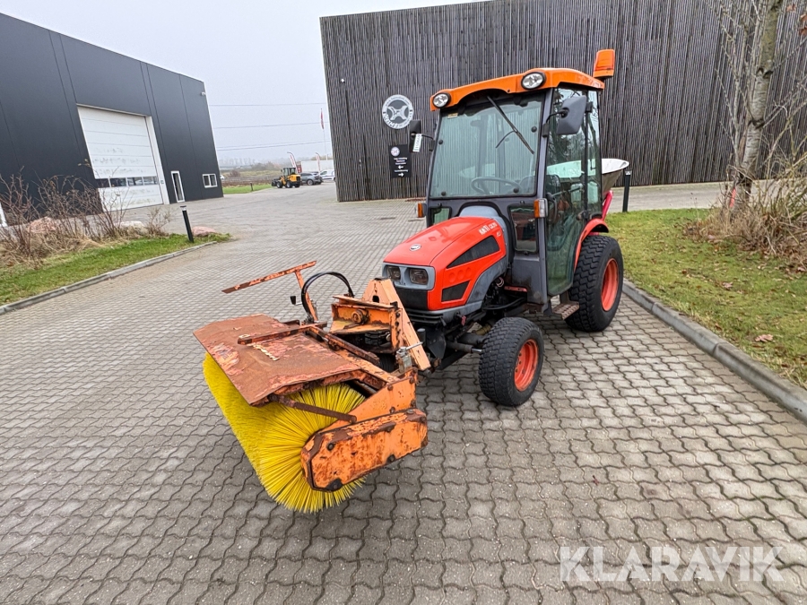 Kompakttraktor med kost og spreder Kioti CK20 HST