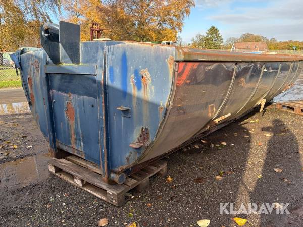 Asfalt container Jøni isoleret med rullepresenning
