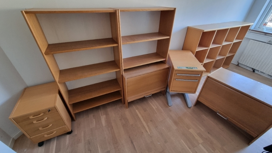 Reoler, skuffer, jalousi skab