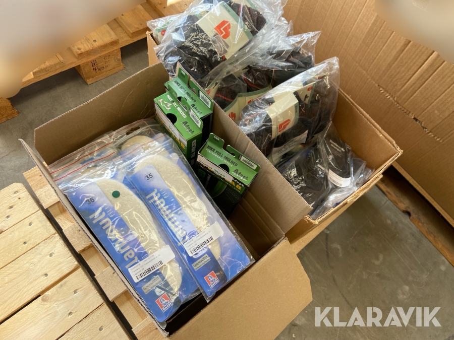 Skosåler og strømper - 82 styk