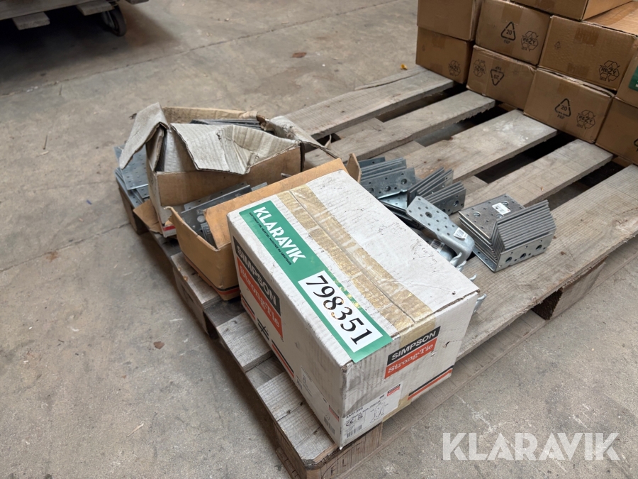 Assorterede bygningsbeslag Simpson Strong-Tie AKR135G /AE116 /SPF210R Ca. 150 stk.