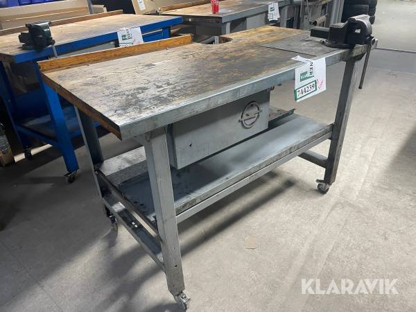 Arbejdsbord på hjul med skruestik