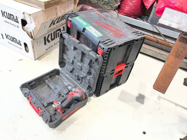 Skruemaskine med ekstra kasser Milwaukee M18