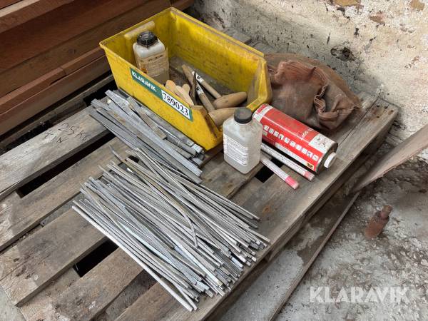 Parti med 25 kg tin - træhammer, plastikpadding, loddelak og tinskeer