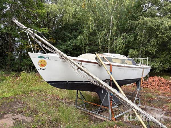 Sejlbåd 2-mastet i glasfiber med finnekøl og bådstativ