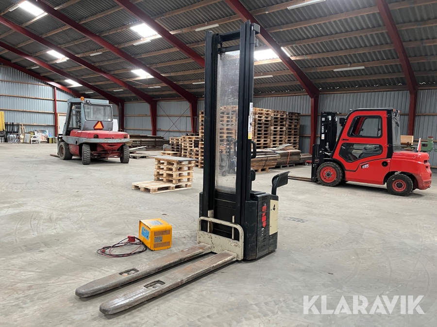 El stabler med gafler NP Trucks WE2000-1.25PTL med lange gafler.