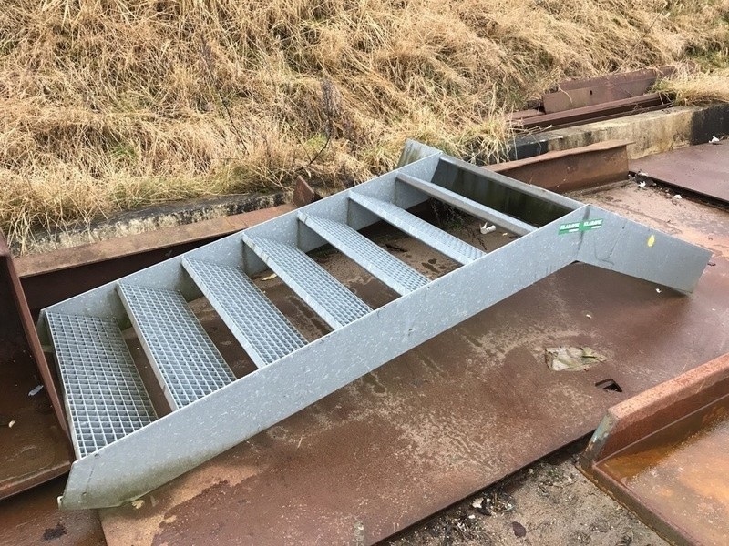 Galvaniseret trappe med repos. 