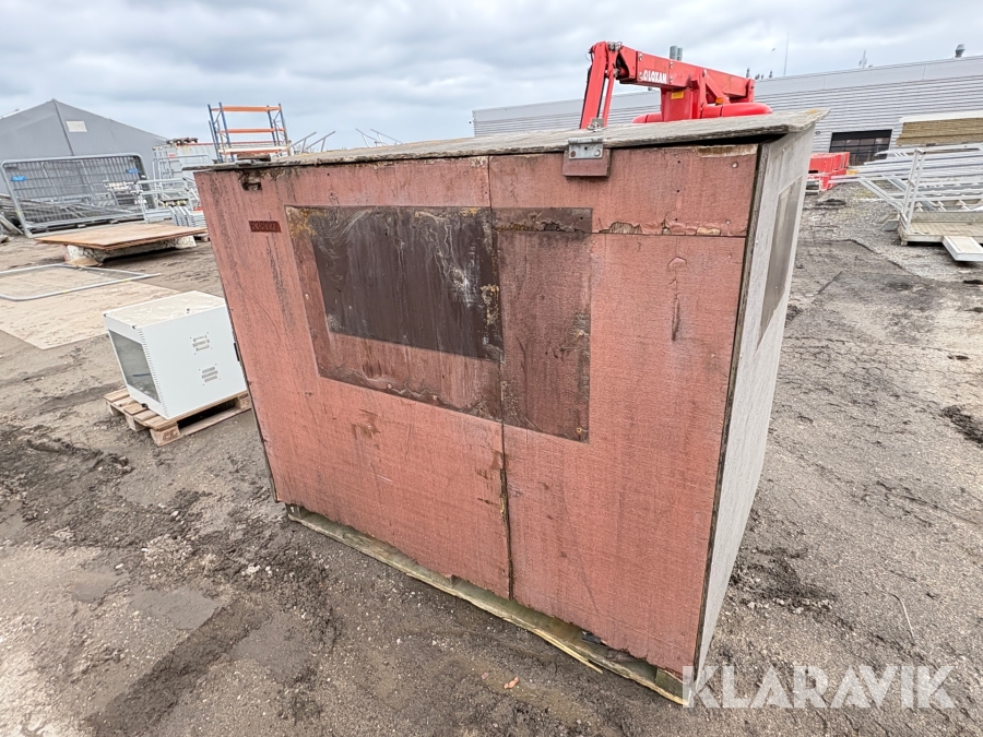 Isoleret kasse med vandtank og pumpe