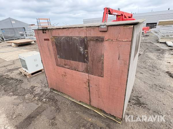 Isoleret kasse med vandtank og pumpe