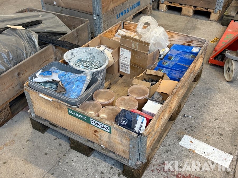 Befæstelsesmaterialer møtrikker klemmer isoleringsholdere m.m. blandet lot