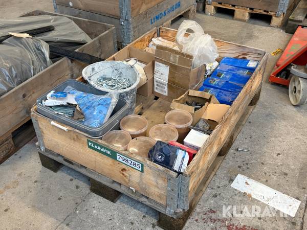Befæstelsesmaterialer møtrikker klemmer isoleringsholdere m.m. blandet lot