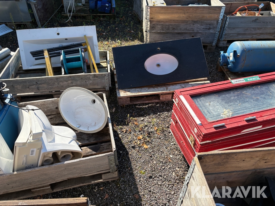 Blandet lot vinduer, vaske, tank og varmtvandsbeholder