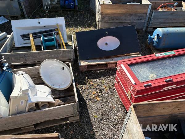 Blandet lot vinduer, vaske, tank og varmtvandsbeholder