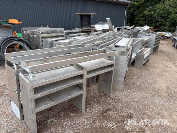 Lot assorterede reoler til varebiler - cirka 39 styk