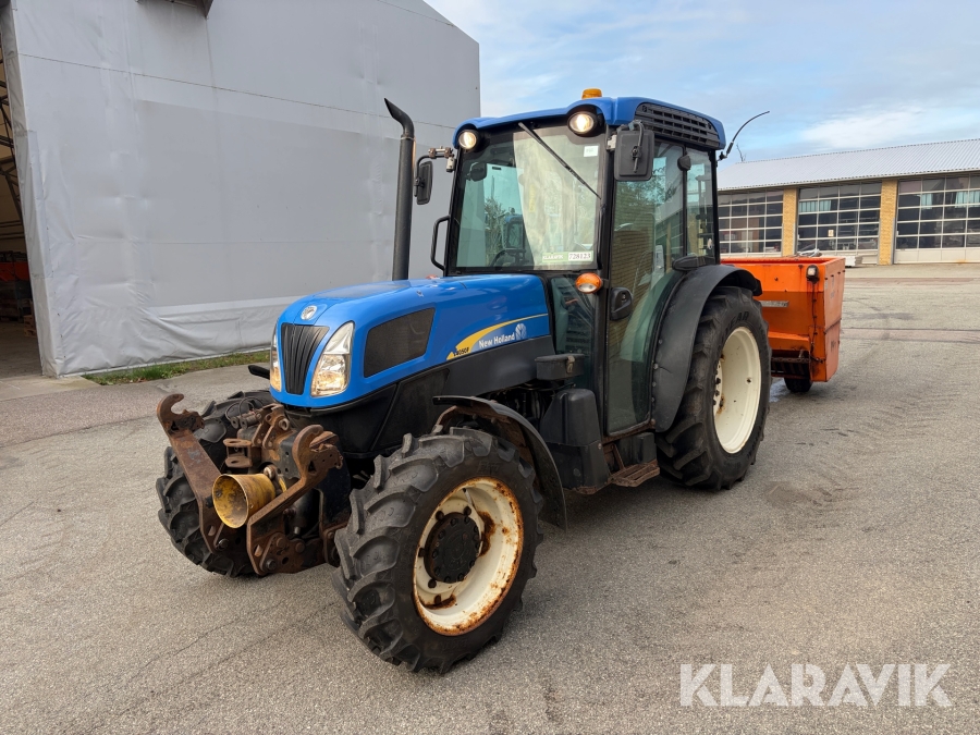 Traktor New Holland T4050F med saltspreder
