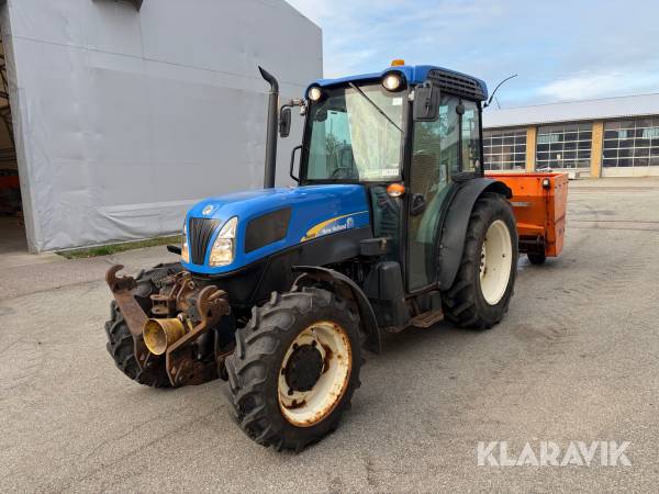 Traktor New Holland T4050F med saltspreder