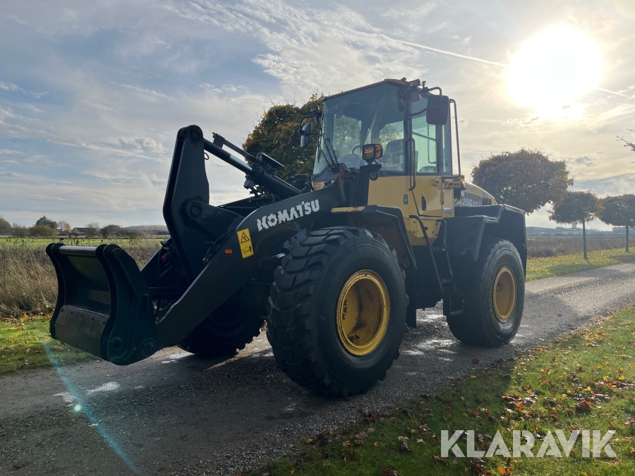 Gummiged Komatsu WA200-6