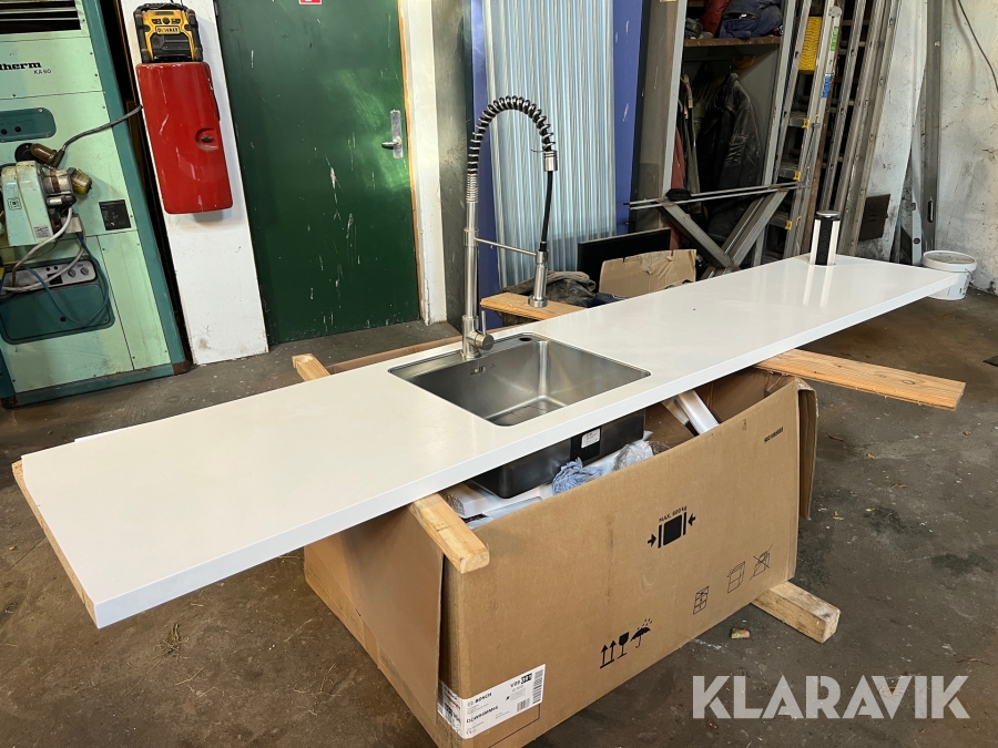 Corion bordplade med vask og armatur 310 x 60 x 4 cm