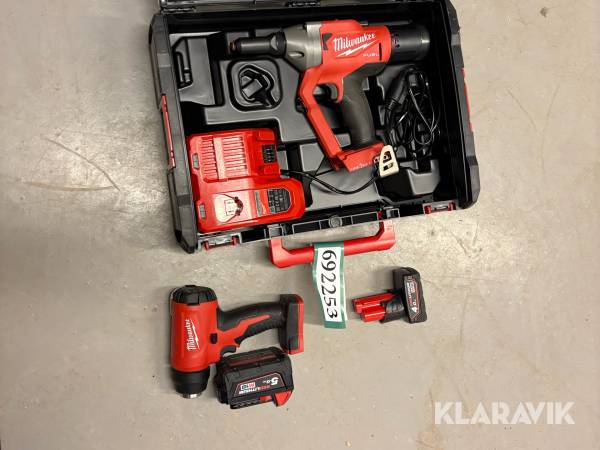 Værktøjspakke Milwaukee med M18 popnittepistol M12 varmluftpistol batterier og oplader