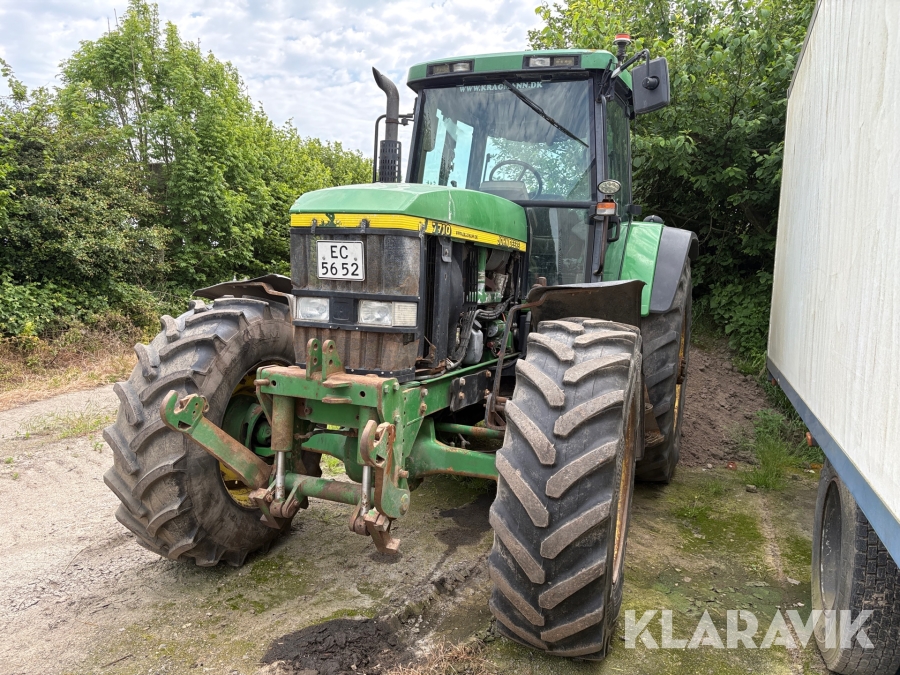Traktor John Deere 7710