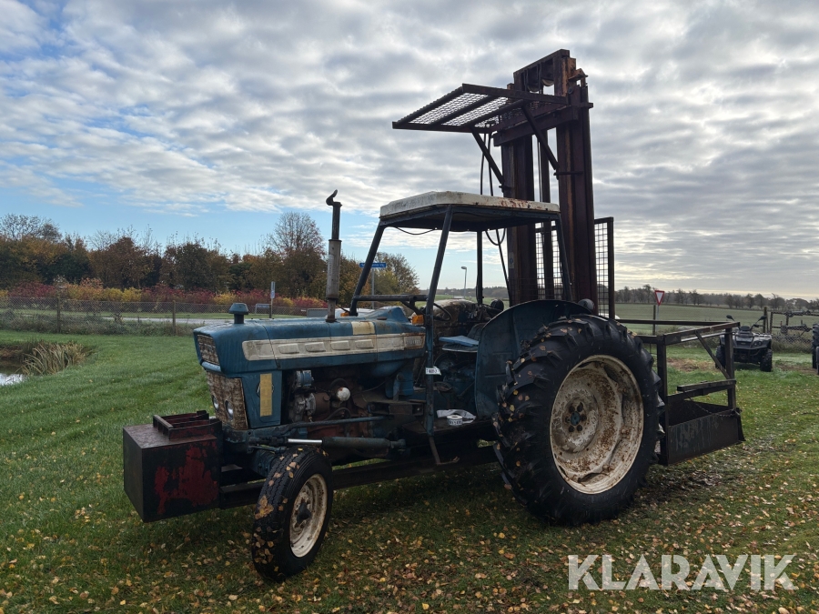 Veterantraktor Ford 4000 med byggelift