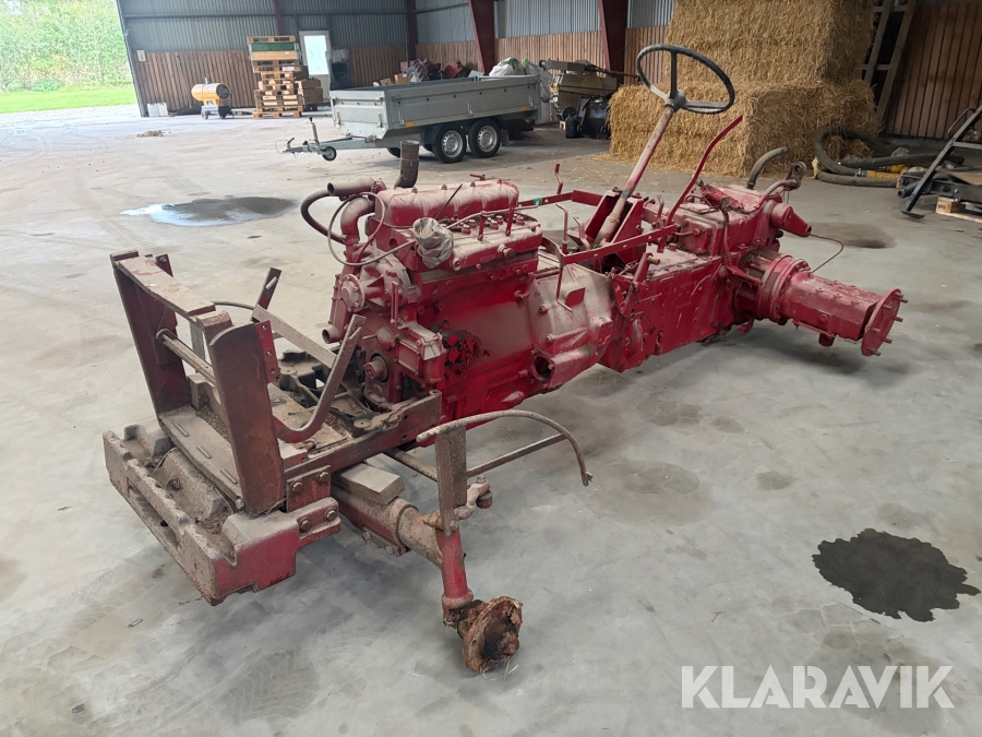 Veterantraktor IH 844S med reservedele
