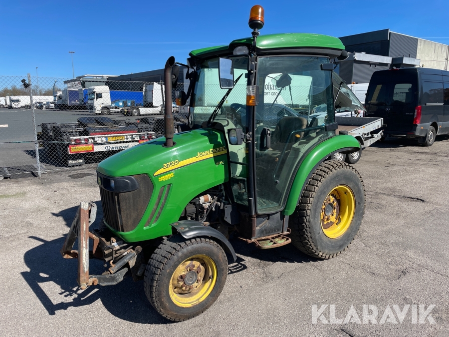 Traktor med kost John Deere 3720