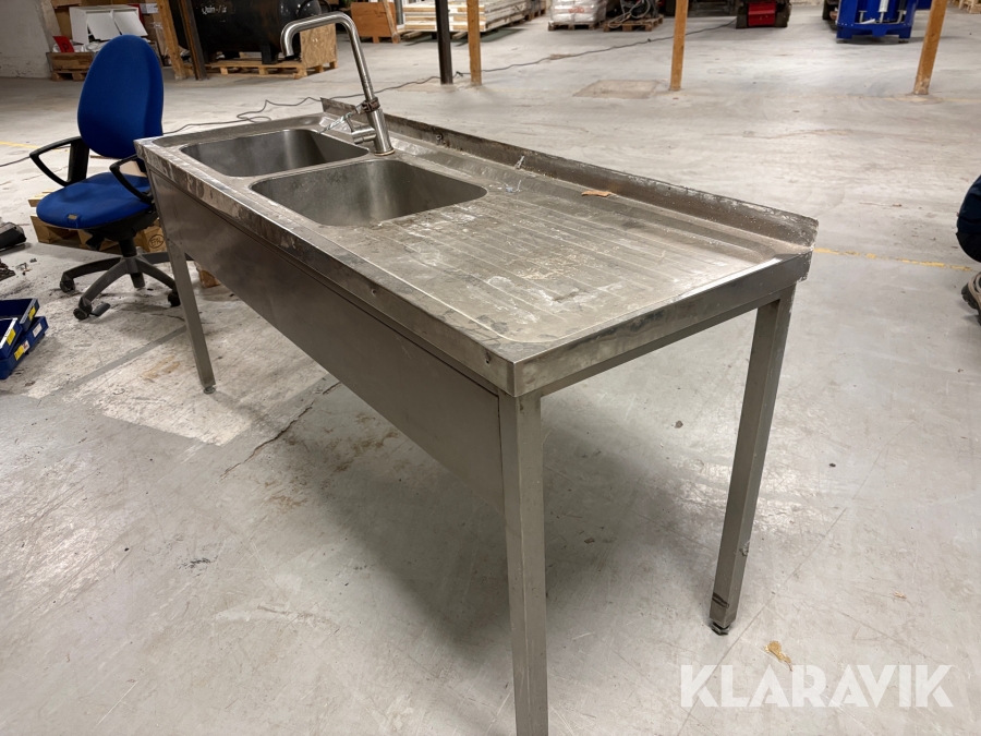 Rustfri vask med armatur