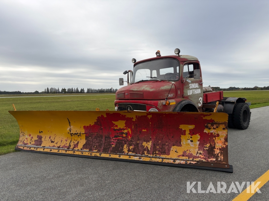 Veteranlastbil Mercedes-Benz 1413 med sættevognsskammel og sneplov