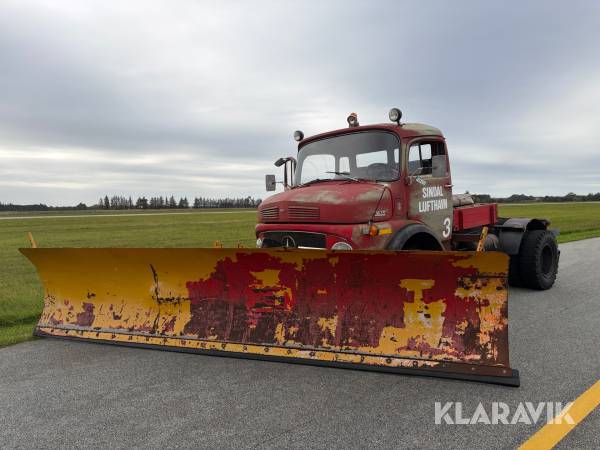 Veteranlastbil Mercedes-Benz 1413 med sættevognsskammel og sneplov