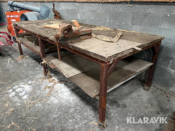 Arbejdsbord med skruestik og pladeklipper