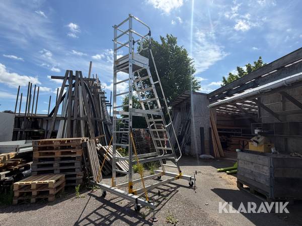 Platformstige  med støtteben og hjul