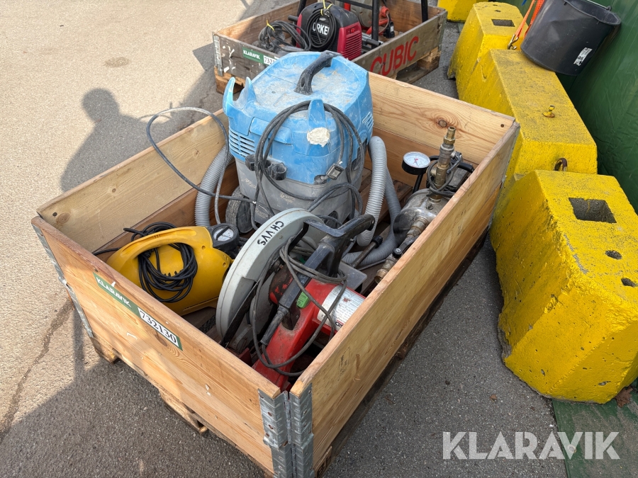 Metalafkorter, støvsuger  og trykprøvepumpe