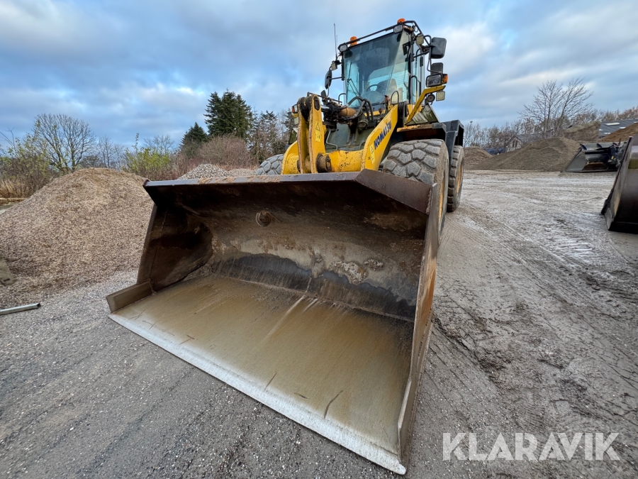 Gummiged Komatsu WA320-5H