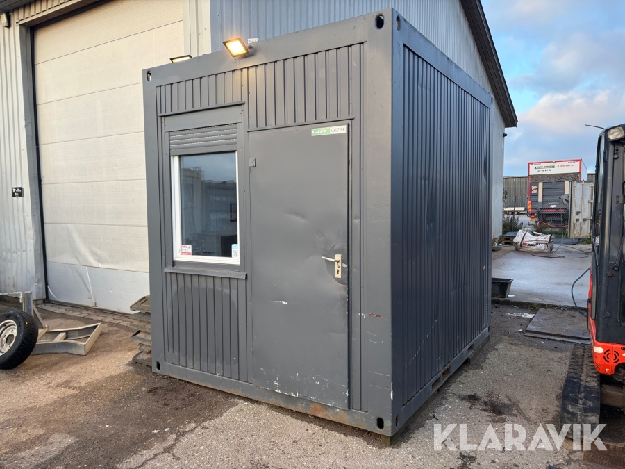 Kontorcontainer med elinstallation, radiator og reol