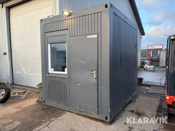 Kontorcontainer med elinstallation, radiator og reol