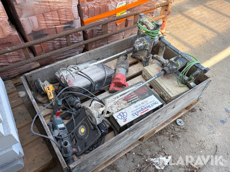 Assorteret håndværktøj og lamper - 10 dele