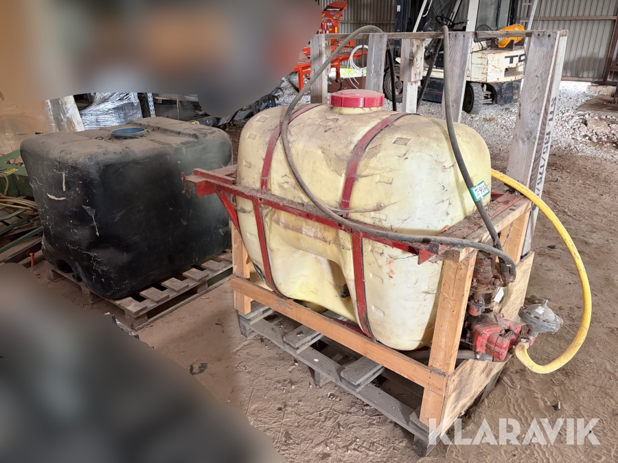 Vandtank og ombygget marksprøjte 600 liter og 1000 liter