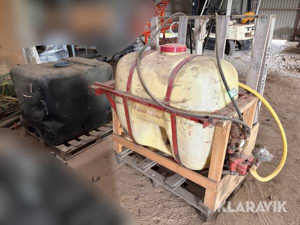 Vandtank og ombygget marksprøjte 600 liter og 1000 liter